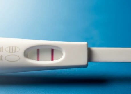 Quanto custa um teste de gravidez? Guia completo de preços, tipos e dicas para economizar