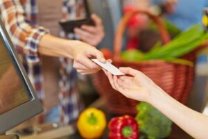 Decreto sobre vale-refeição promete derrubar preços nos supermercados