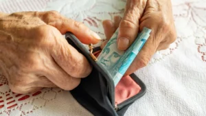 Ganhos de bancos com consignado do INSS atingem R$ 466 bilhões em meio a denúncias