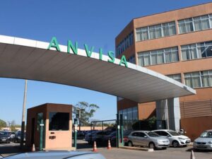 Anvisa proíbe venda de medicamentos e produtos de limpeza sem autorização