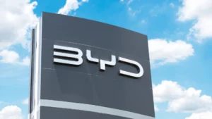 BYD domina mercado e lidera vendas de elétricos e híbridos no Brasil em 2025